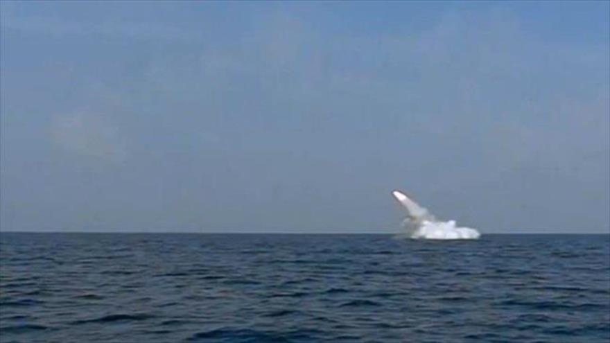 Irán lanza con éxito un misil de crucero desde un submarino