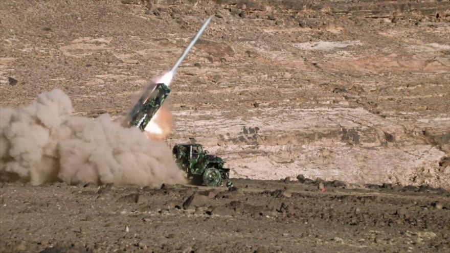 El momento en el que un misil balístico yemení Badr-1 es lanzado contra posiciones militares de Arabia Saudí.