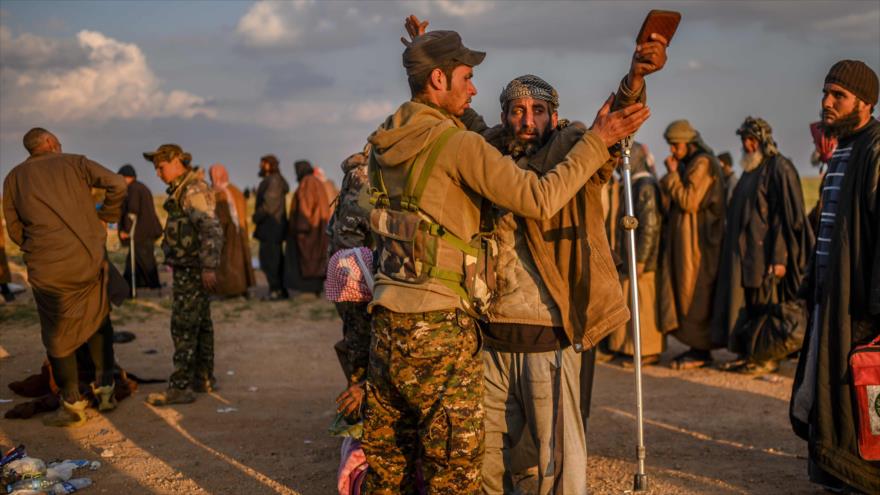 Fuerzas kurdas inspeccionan a presuntos miembros de Daesh en la provincia siria de Deir Ezzor, 22 de febrero de 2019. (Foto: AFP)