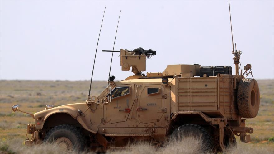 Un vehículo militar JLTV de EE.UU. patrulla la provincia siria de Deir Ezzor, 14 de febrero de 2019. (Foto: AFP)