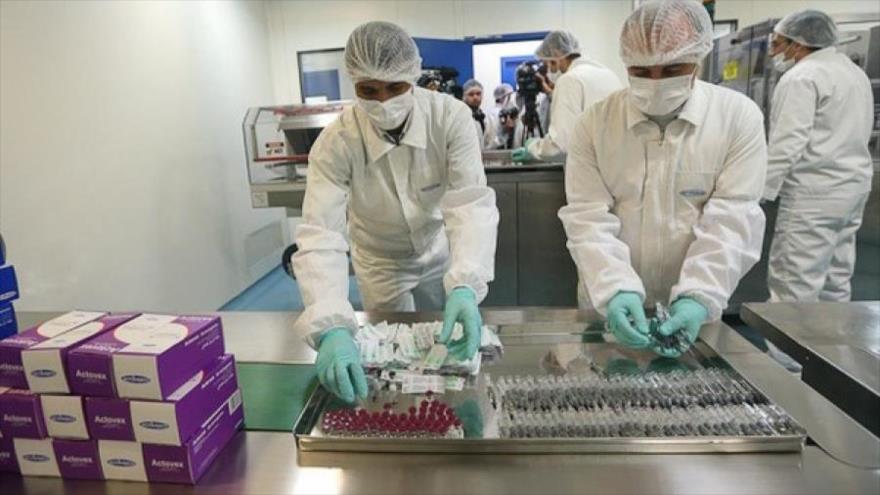 Trabajadores operan en una fábrica de productos farmacéuticos en Teherán, la capital persa.