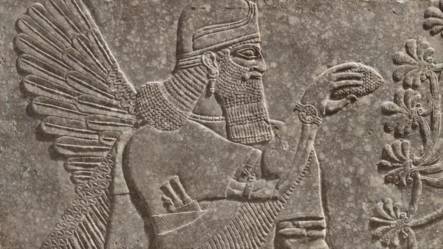 El muro asirio, de la época del imperio Asirio Medio, es una obra arqueológica iraquí que fue vendida en una subasta en Nueva York, EE.UU.