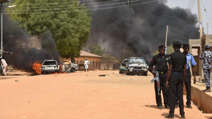Humo por el fuego provocado durante enfrentamientos entre policías y bandas militares en Kano, norte de Nigeria. 22 de febrero de 2019. (Foto: AFP)