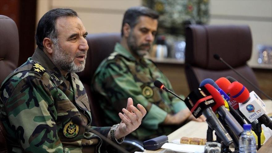 El comandante de la Fuerza Terrestre del Ejército iraní, el general de brigada Kiumars Heidari, ofrece una rueda de prensa.