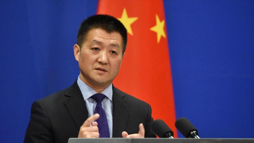 El portavoz de la Cancillería china, Lu Kang, ofrece una rueda de prensa en Pekín, capital.