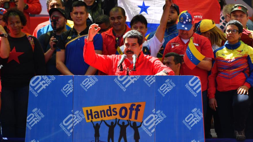 El presidente venezolano, Nicolás Maduro, habla en un acto multitudinario en Caracas (capital), 23 de febrero de 2019. (Foto: AFP)