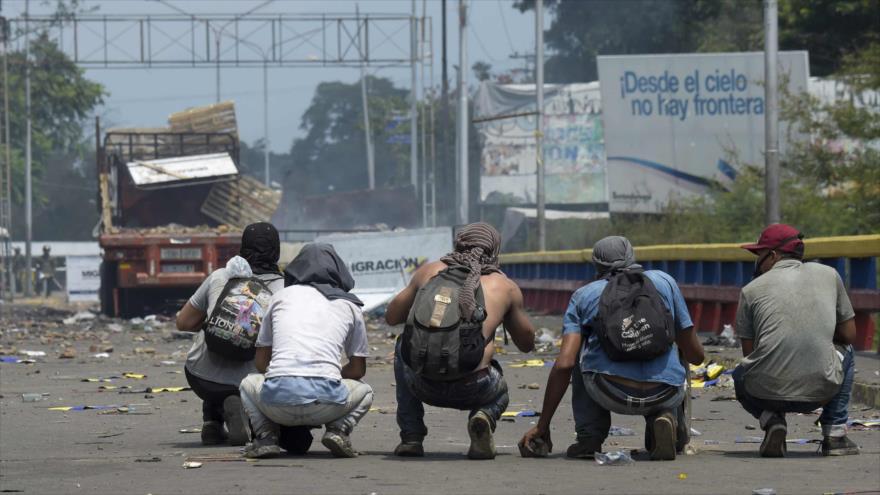 Los alborotadores se preparan para atacar a los militares venezolanos cerca de la frontera de Venezuela, 24 de febrero de 2018. (Foto: AFP) 