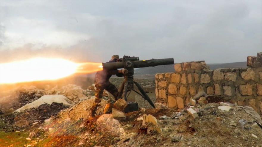 Integrante de la alianza terrorista Hayat Tahrir Al-Sham lanza un misil Tow, de fabricación estadounidense en Siria.