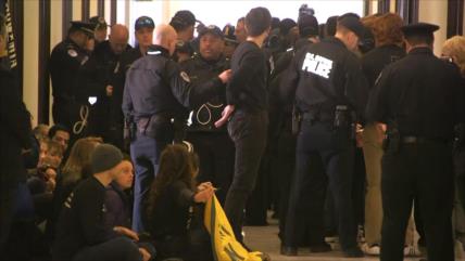 Policía arresta a 40 manifestantes en el edifico del Senado de EEUU