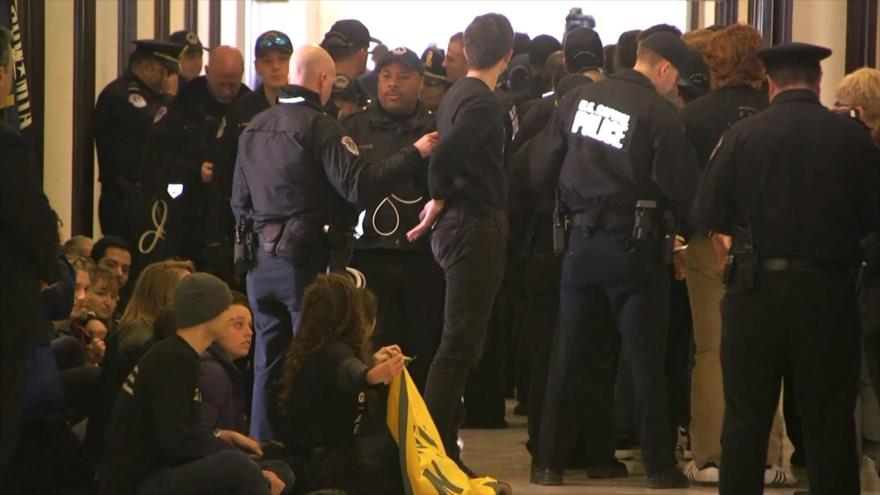 Policía arresta a 40 manifestantes en el edifico del Senado de EEUU