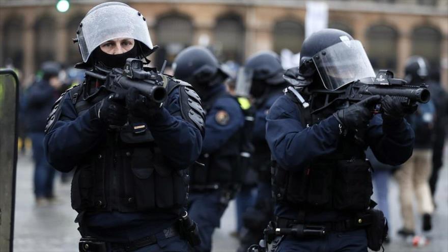 Policías franceses disparan contra los manifestantes del movimiento de los “chalecos amarillos” con lanzadores de balas de defensa (LDB, por sus siglas en francés).