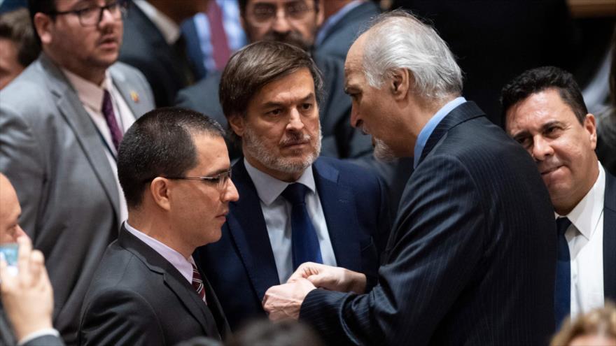 El embajador de Siria ante la ONU, Bashar al-Yafari (dcha.), junto con el canciller de Venezuela, Jorge Arreaza, 26 de febrero de 2019. (Fuente: AFP)