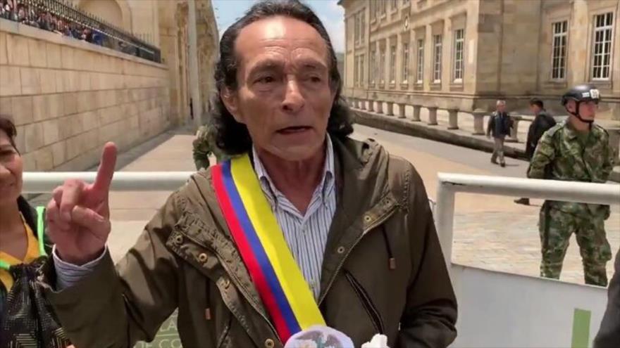 Vídeo: Un hombre se autoproclama ‘presidente interino’ de Colombia