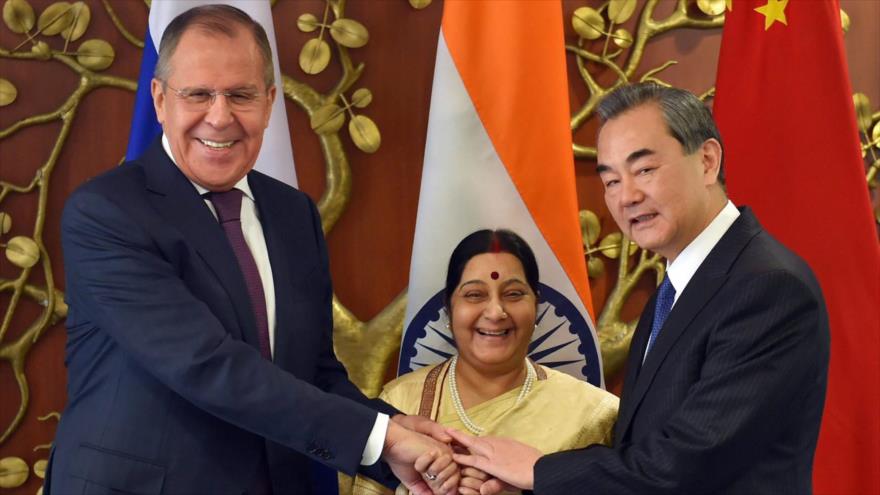 De izquierda a derecha: Los cancilleres de Rusia, La India y China, Serguéi Lavrov, Sushma Swaraj y Wang Yi, en Nueva Delhi, 2017.
