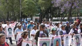 Familias de 43 desaparecidos esperan respuestas del Gobierno