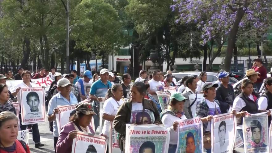 Familias de 43 desaparecidos esperan respuestas del Gobierno