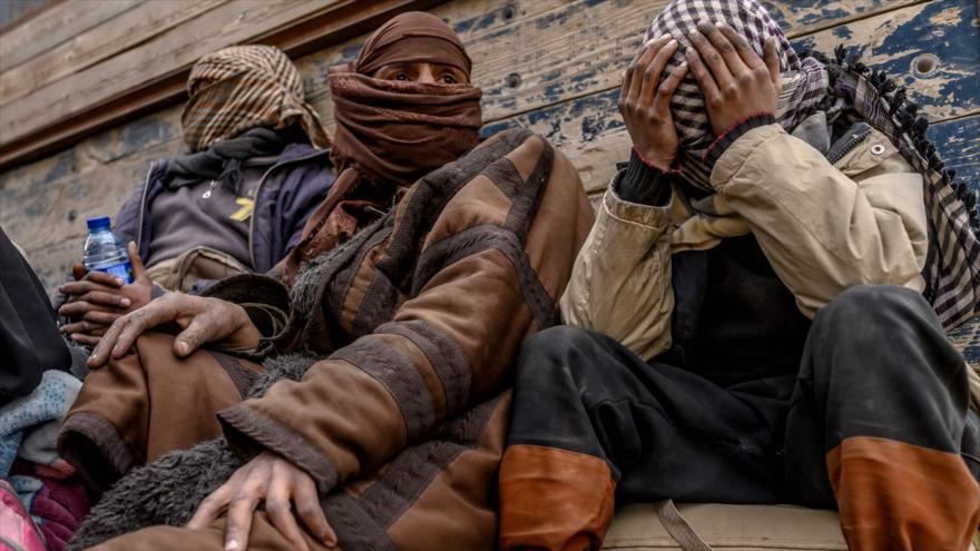 Hombres sospechosos de ser miembros de Daesh tras salir de la ciudad de Al-Baquz, provincia de Deir Ezzor, Siria, 27 de febrero de 2019. (Foto: AFP)