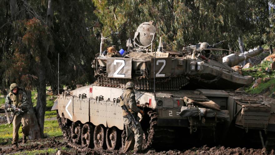Un tanque israelí de Merkava participa en un simulacro militar en los altos del Golán sirios ocupados, 12 de febrero de 2019. (Foto: AFP)