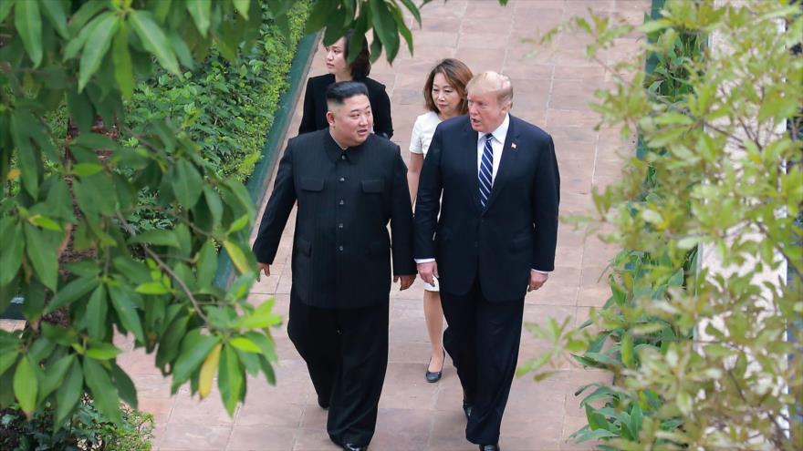 El líder norcoreano, Kim Jong-un (izda.) camina junto al presidente de EE.UU., Donald Trump, en un hotel de Hanói. 28 de febrero de 2019. (Fuente: KCNA)