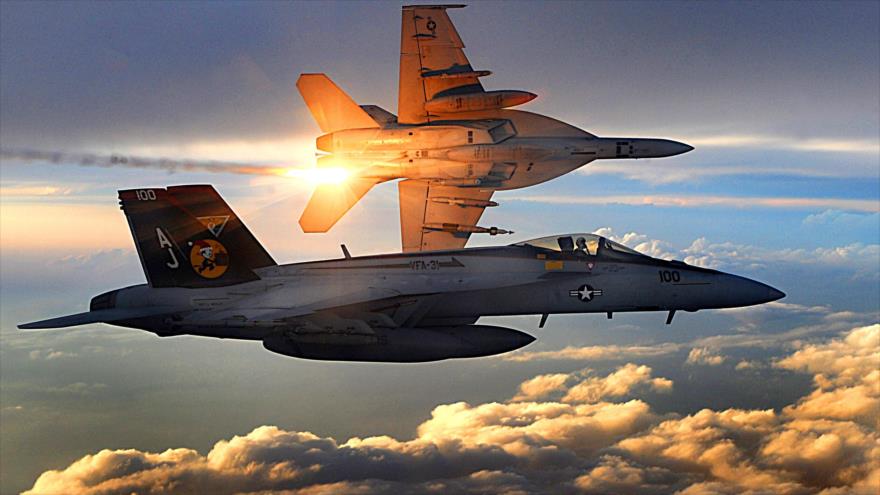 Cazas F/A-18E Super Hornet de EE.UU. en pleno vuelo.