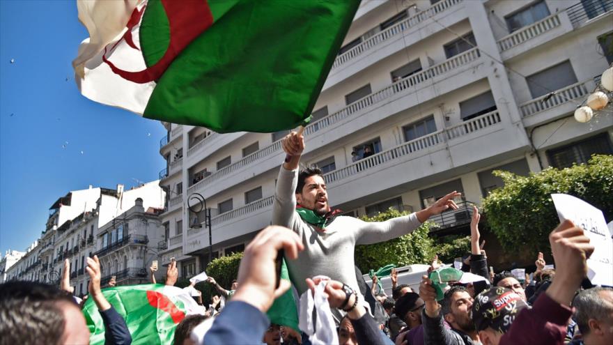 Decenas de miles protestan en Argelia contra Buteflika | HISPANTV