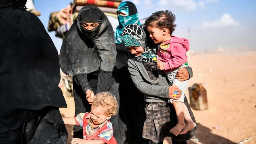 Civiles sirios huyen de la violencia del grupo terrorista EIIL (Daesh, en árabe) en Deir Ezzor.
