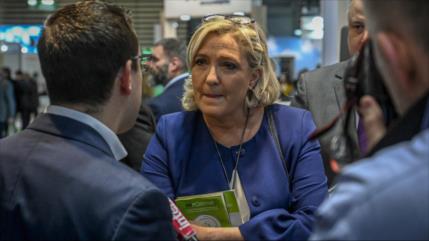 Justicia francesa ataca a Le Pen por difundir crímenes de EIIL