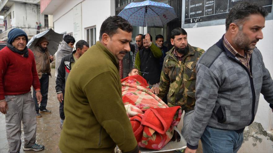 Civil herido por disparos paquistaníes contra su casa en la localidad de Mendhar, en la Cachemira controlada por la India, 2 de marzo de 2019. (Foto: AFP)