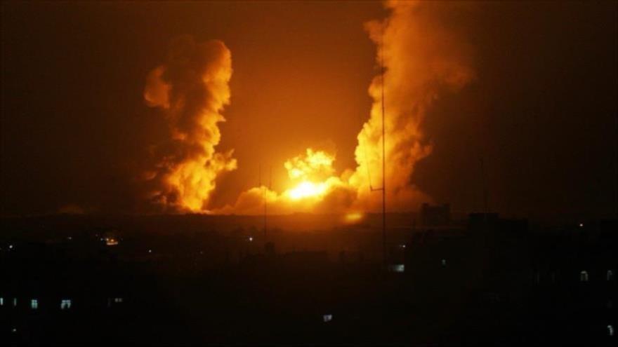Una columna de humo y fuego se levanta de un área en la ciudad de Gaza por ataque de aviones israelíes.