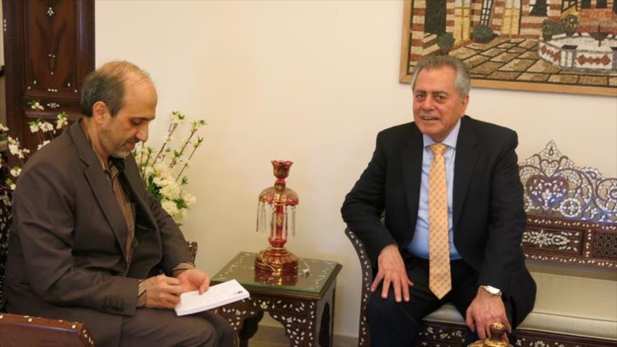 El embajador de Siria en El Líbano, Ali Abdul Karim Ali (dcha.), ofrece una entrevista exclusiva a IRNA, Beirut, 3 de marzo de 2019. (Foto: IRNA)