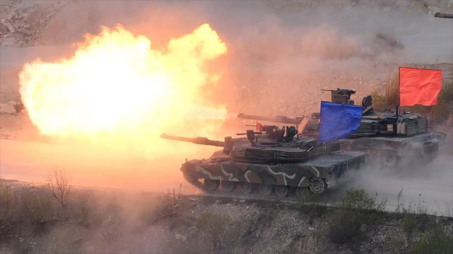 Un tanque K1A2 de Corea del Sur (izq.) y un tanque M1A2 de Estados Unidos durante unas maniobras al noreste de Seúl, 26 de abril de 2017. (Foto: AFP)