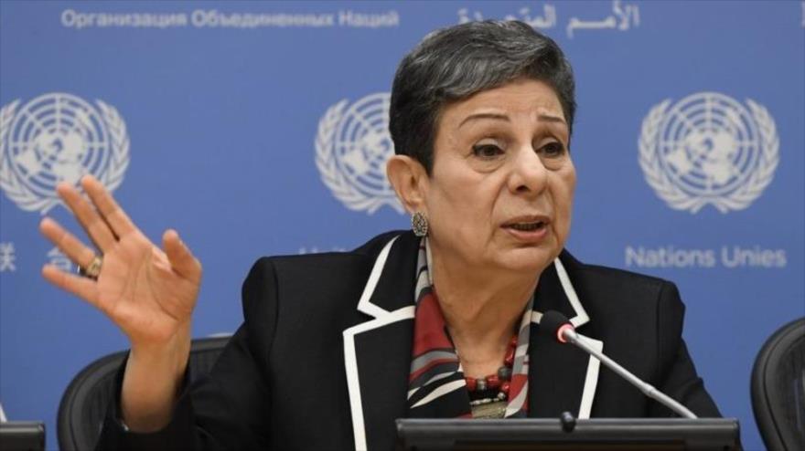 Hanan Ashrawi, miembro del comité ejecutivo de la Organización para la Liberación de Palestina (OLP), habla en una rueda de prensa.