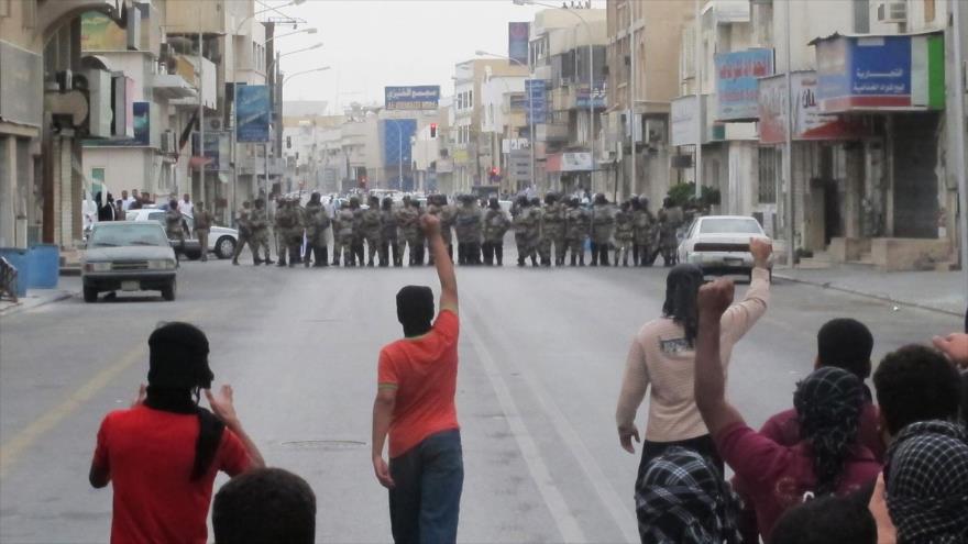 Ciudadanos saudíes en la ciudad de Qatif realizan una manifestación en contra de la represión del régimen saudí.