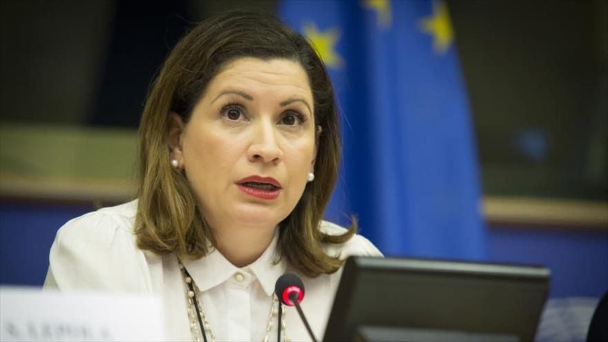 La embajadora venezolana ante la Unión Europea (UE), Claudia Salerno, habla en una sesión del organismo.