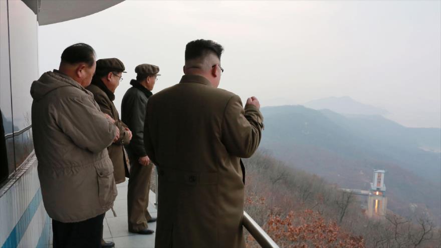 El líder norcoreano, Kim Jong-un (1º de dcha.), supervisa el supuesto lanzamiento de un misil desde un lugar indeterminado, 19 de marzo de 2017.
