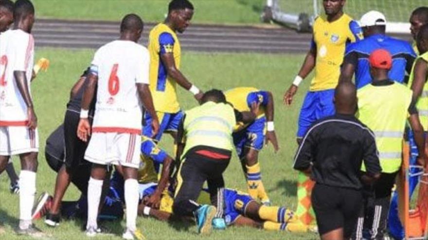 Vídeo: Muere un futbolista africano en pleno partido | HISPANTV