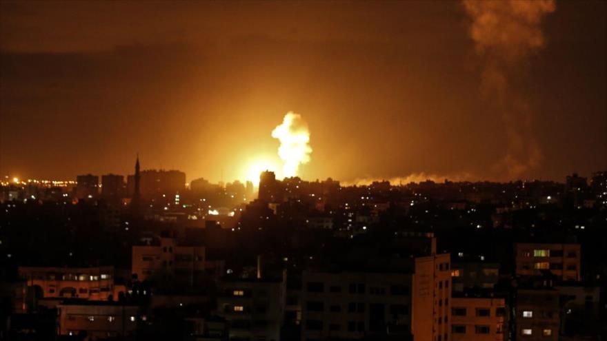Explosión provocada por un ataque aéreo israelí contra Gaza, 27 de octubre de 2018. (Foto: AFP)