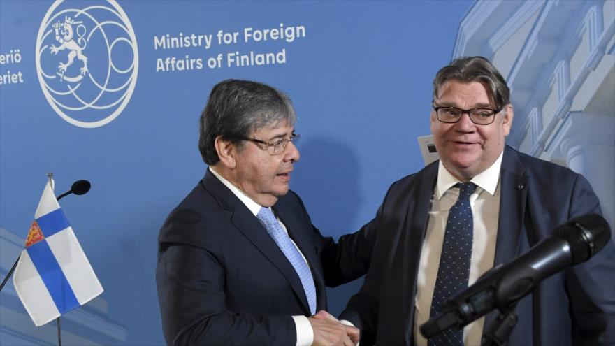 El canciller de Colombia, Carlos Holmes Trujillo (Izq.), y su homÃ³logo de Finlandia, Timo Soini, en Helsinki, Finlandia, 5 de marzo de 2019. (Foto: AFP)