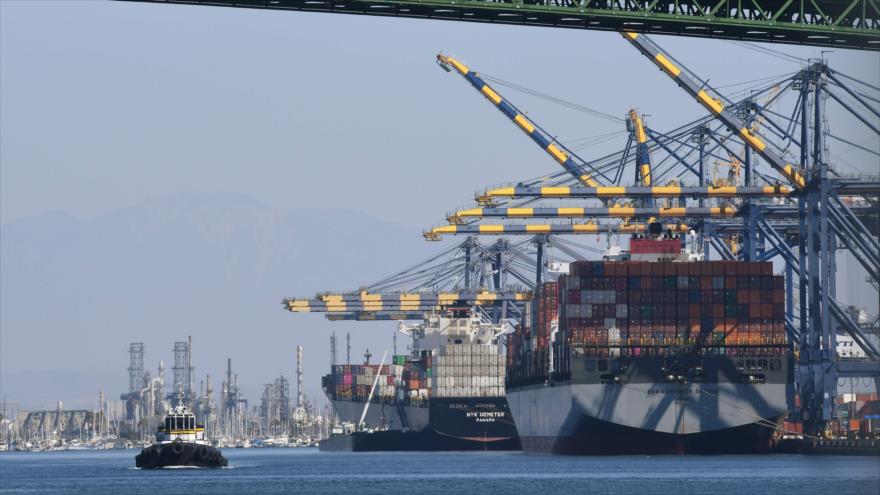 Descarga de contenedores de productos chinos en el Puerto de Long Beach, en Los Ángeles, EE.UU., 29 de septiembre de 2018. (Foto: AFP)