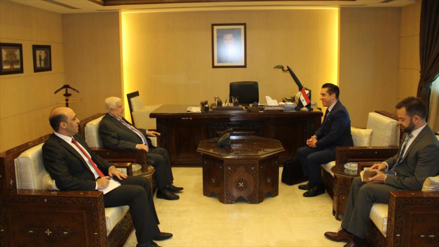 
 Nuevo embajador de Brasil (dcha.) se reúne con el canciller sirio, Walid al-Moalem, Damasco, 5 de marzo de 2019. 
