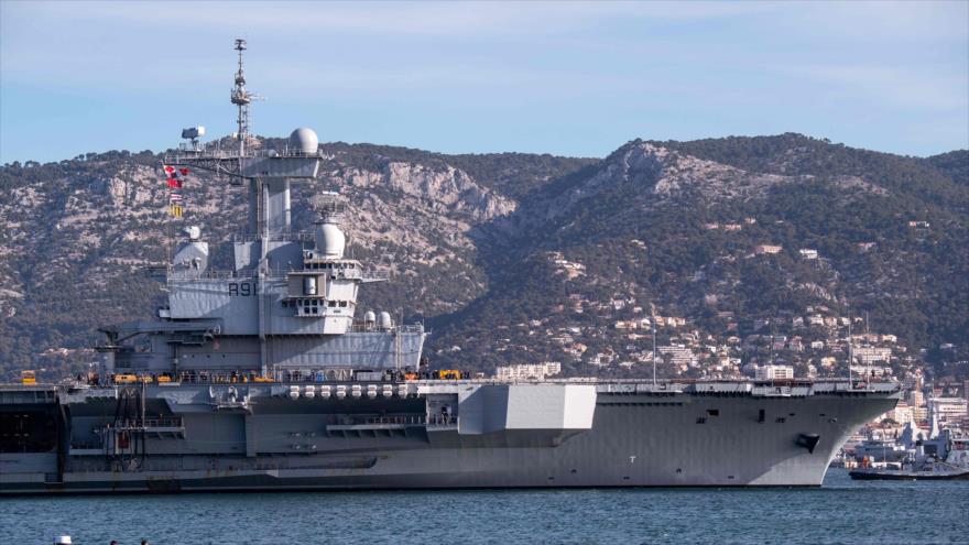 El portaviones nuclear Charles de Gaulle (CdG) de la Armada de Francia zarpa desde el puerto de Toulon, 5 de marzo de 2019. (Foto: AFP)