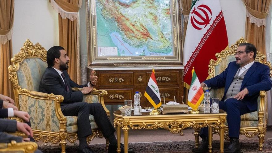 El secretario del Consejo Supremo de Seguridad Nacional iraní, Ali Shamjani, y el presidente del Parlamento iraquí, Muhamad al-Halbusi, 6 de marzo de 2019.