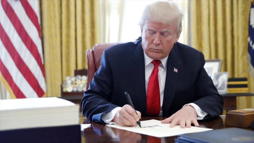 El presidente de EEUU, Donald Trump, firma el plan de revisión de impuestos en Casa Blanca.