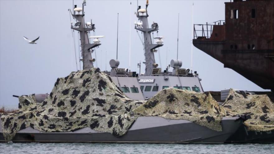 Los barcos ucranianos, que fueron capturados por Rusia en noviembre, están anclados en un puerto en Kerch.