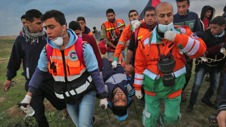 Llevan a un joven palestino herido durante los enfrentamientos en la Franja de Gaza, 1 de marzo de 2019. (Foto: AFP)