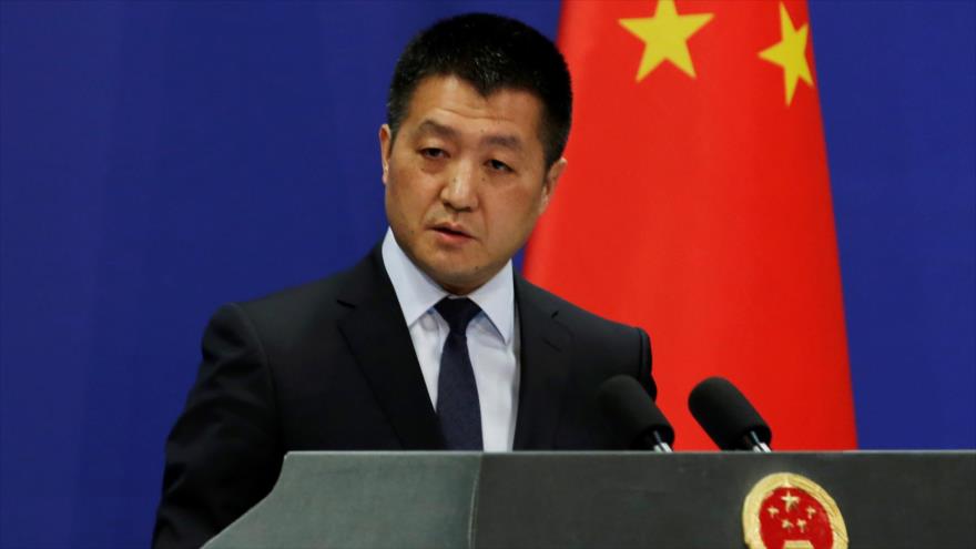 El portavoz del Ministerio chino de Exteriores, Lu Kang, habla en una rueda de prensa en Pekín, la capital china.