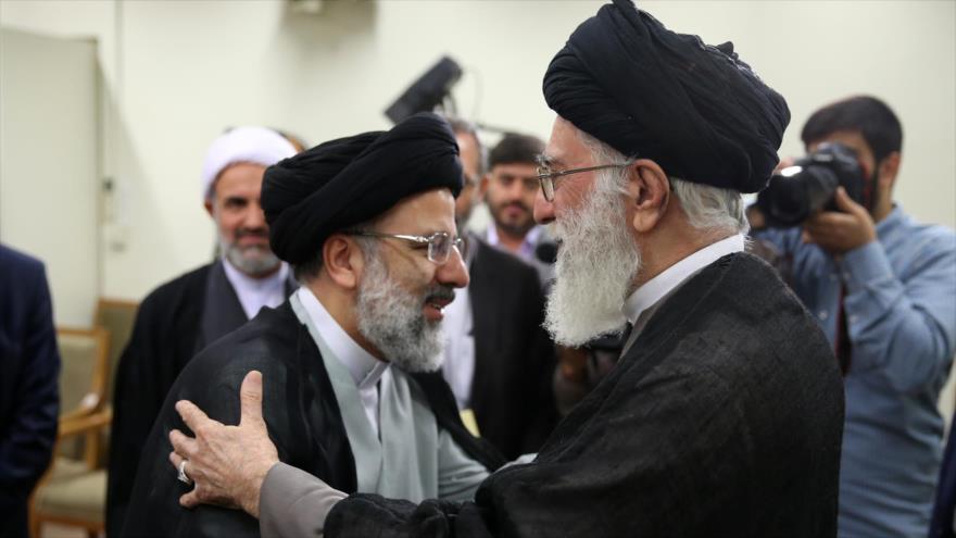 El líder de la Revolución Islámica de Irán, el ayatolá seyed Ali Jamenei (dcha.), y Seyed Ebrahim Raisi.