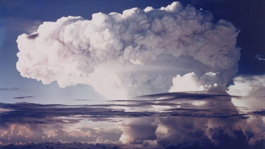 La nube de hongos de la prueba de la bomba de hidrógeno Ivy Mike de EE.UU. en el océano Pacífico, en 1952.