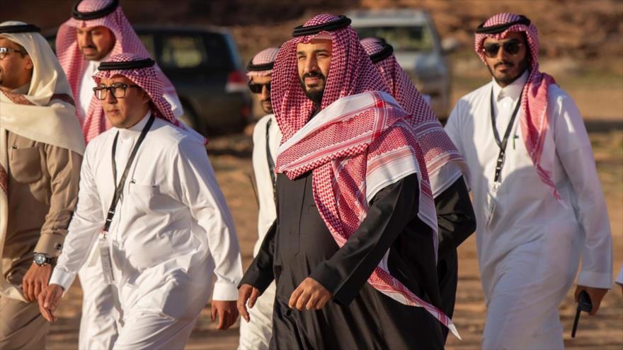 El príncipe heredero saudí, Muhamad bin Salman (centro), en una reserva natural en la ciudad de Al-Ula, 11 de febrero de 2019. (Foto: AFP)