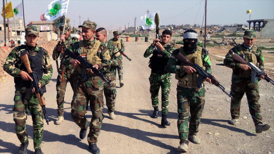 Combatientes de fuerzas populares iraquíes custodian una zona en el centro del país.